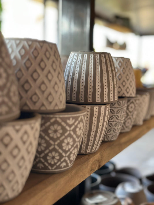 Maceta cerámica diseño base gris