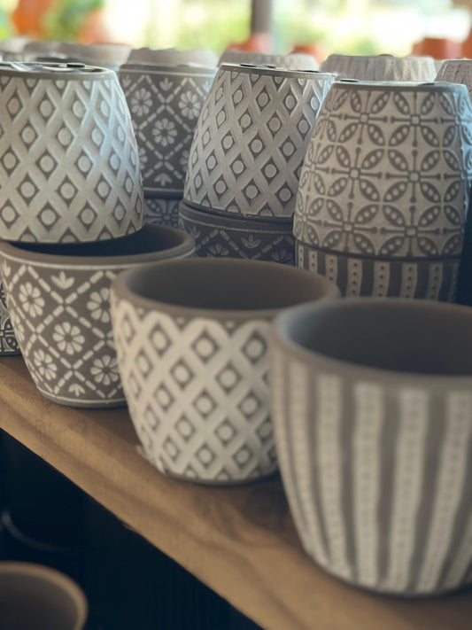 Maceta cerámica diseño base gris