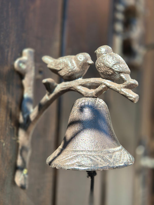 Campana de hierro rama con pájaros