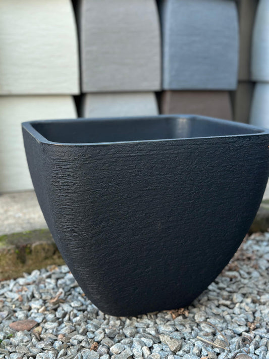 Maceta rotomoldeada cubo moderno