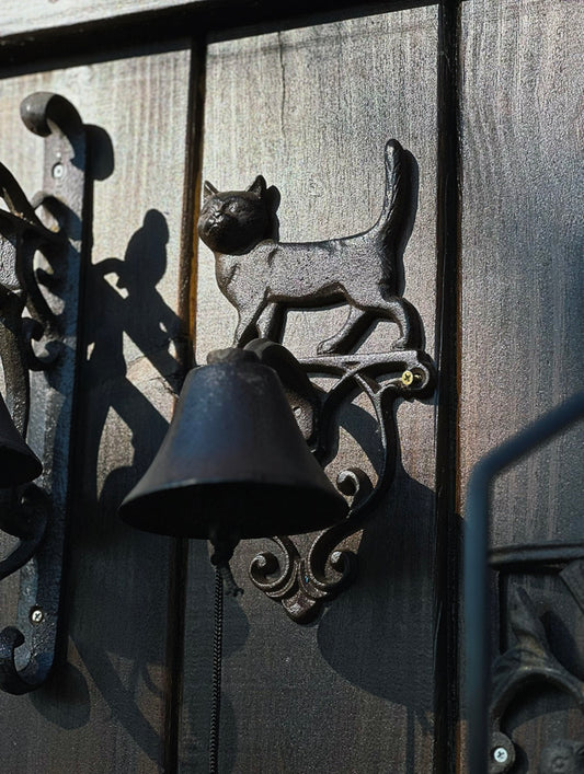 Campana de hierro Gato