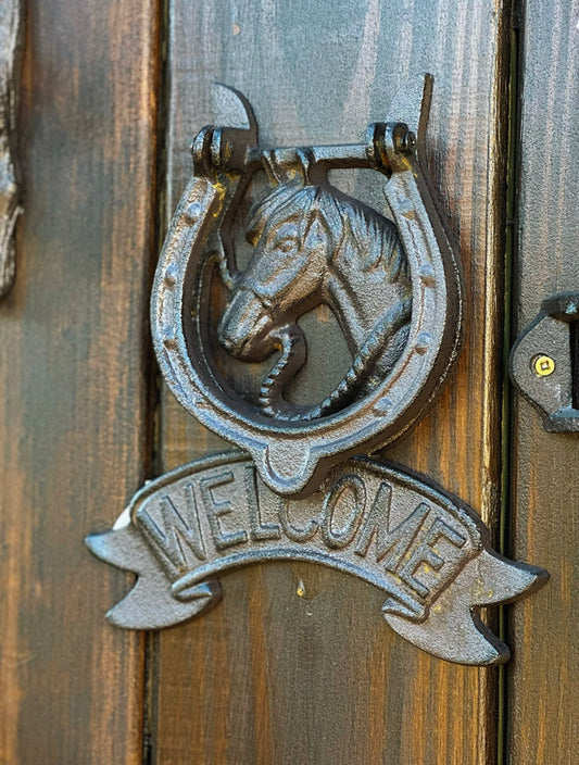 Golpea puerta Welcome caballo