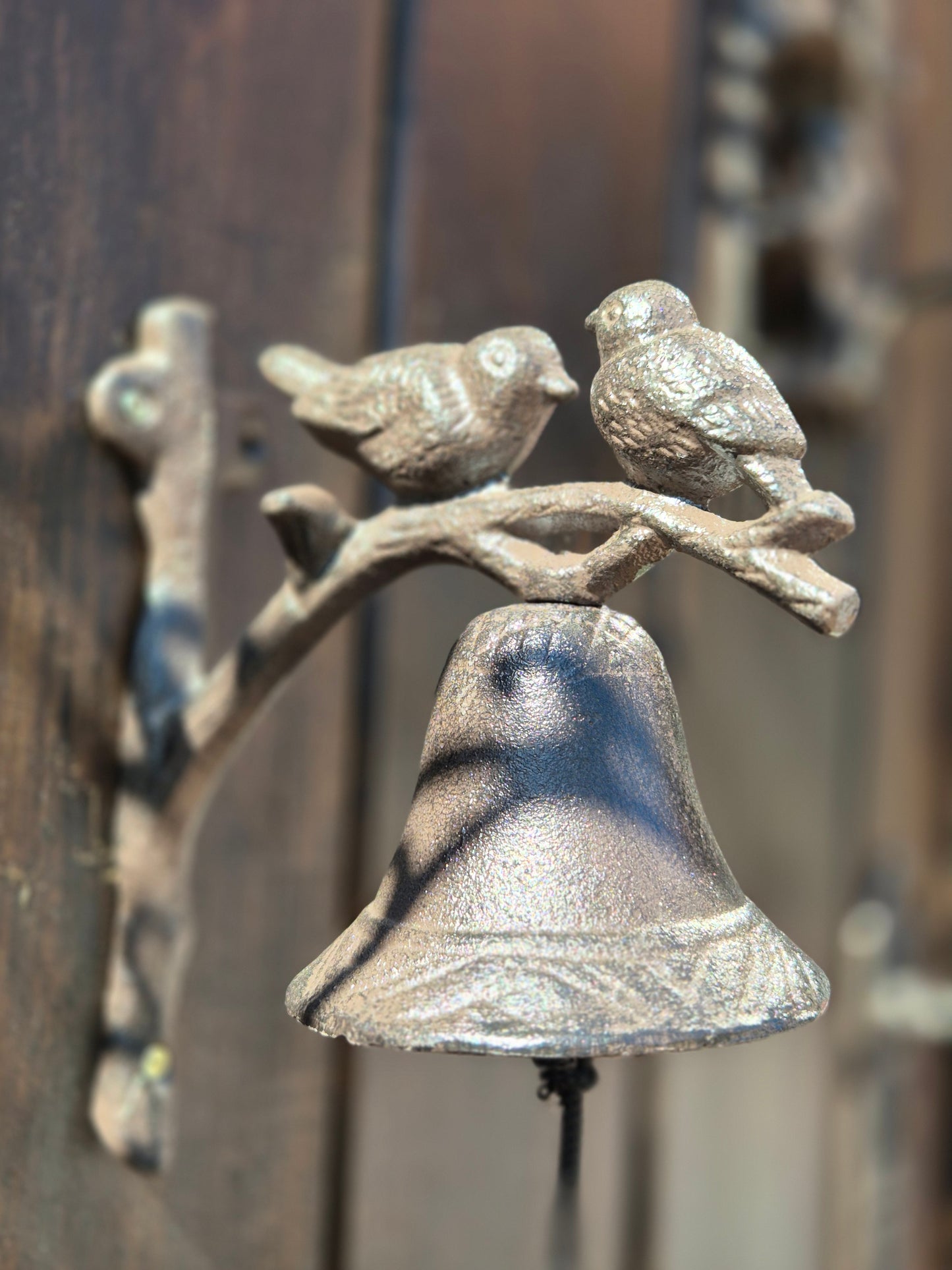 Campana de hierro rama con pájaros